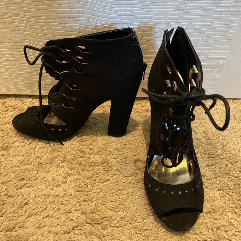 Charlotte Russe ties up pumps